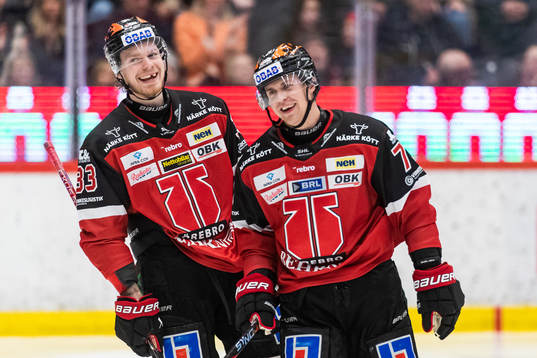 Örebros Oliver Eklind jublar med Christopher Mastomäki