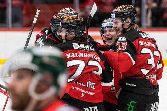 Örebros Oliver Eklind jublar med lagkamrater