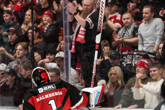 Örebros målvakt Jhonas Enroth jublar