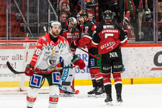 Örebros målvakt Jhonas Enroth och Rasmus Rissanen jublar