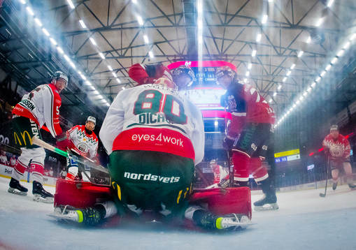 Örebros Emil Larsson gör 1-0 på Frölundas målvakt