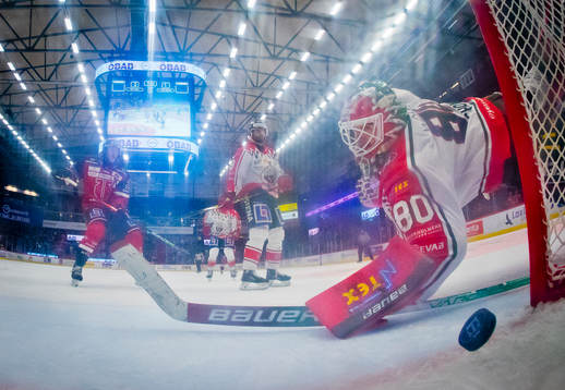 Örebros Emil Larsson gör 3-1 på Frölundas målvakt