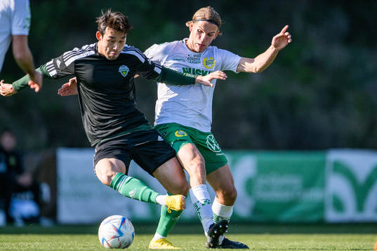 Song Minkyu of Jeonbuk Hyundai and Marcus Karlsson of