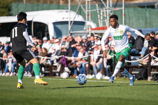Lee Dongjun of Jeonbuk Hyundai and Shaquille Pinas of