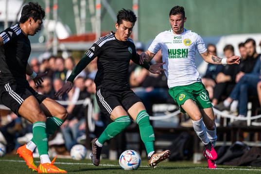 Jeong Taewook of Jeonbuk Hyundai and Viktor Djukanovic of