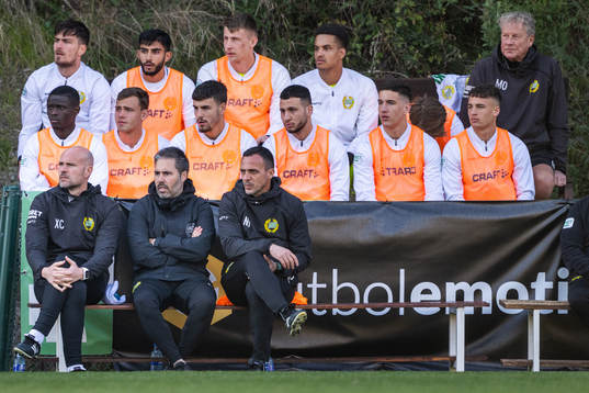 Head coach Marti Cifuentes of Hammarby (bottom row, middle)