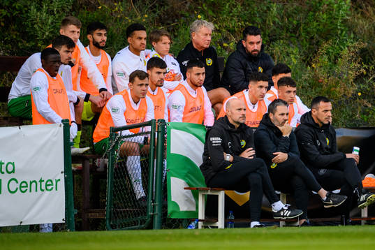 The bench of Hammarby with head coach Marti Cifuentes