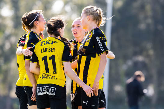 Häckens Stine Larsen jublar med lagkamrater