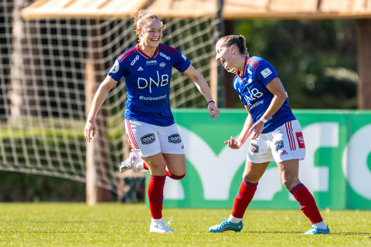Vålerengas Stine Nybø Brekken och Janni Bøgild Thomsen