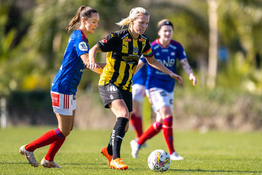 Vålerengas Felicia Rogic  och Häckens Josefine Rybrink