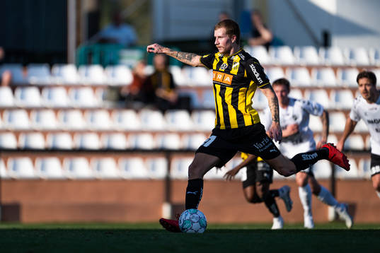 Häckens Simon Gustafson gör 1-1 på straff