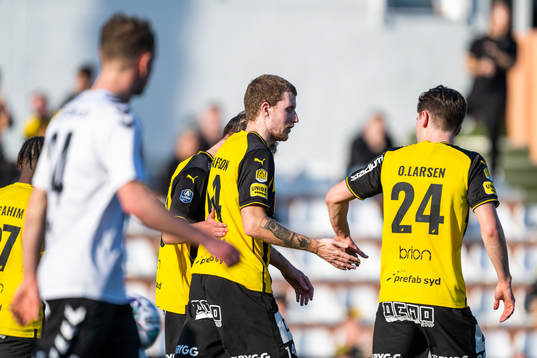 Häckens Simon Gustafson jublar med Lars Olden Larsen