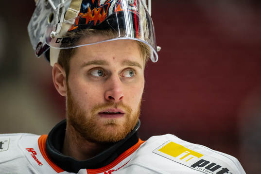 Växjös målvakt Adam Åhman unde uppvärmningen