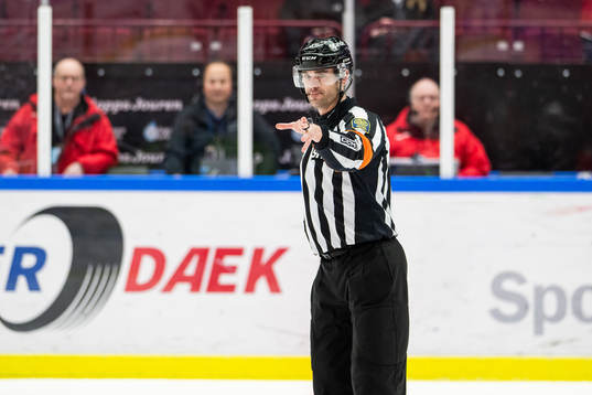 Domare Richard Magnusson dömer mål