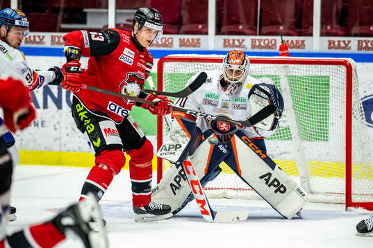 Malmö Redhawks Fredrik Händemark  framför Växjös