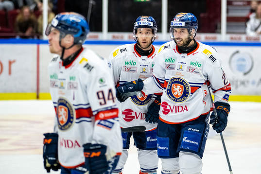 Växjös Dan Sexton  och Tobias Rieder jublar