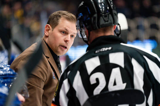 Oskarshamns tränare Martin Filander pratar med domare