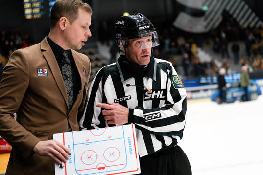 Oskarshamns tränare Martin Filander pratar med linjedomare