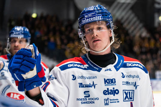 Oskarshamns Juuso Riikola jublar