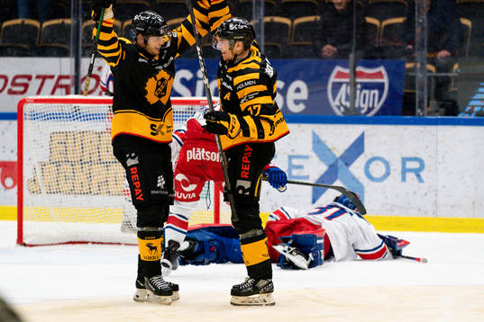 Skellefteås Linus Lindström och Pär Lindholm jublar