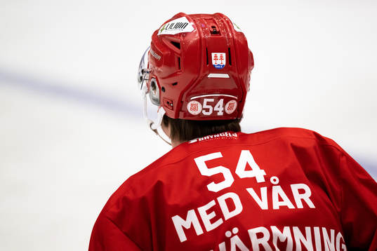 Klistermärke som hyllar Timrås Jeremy Boyce-Rotevall som