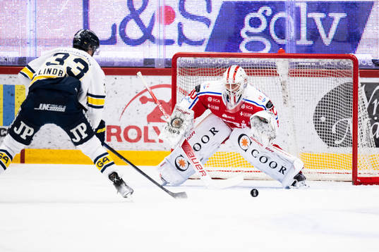 HV71s Måns Lindbäck och Timrås målvakt Jacob Johansson