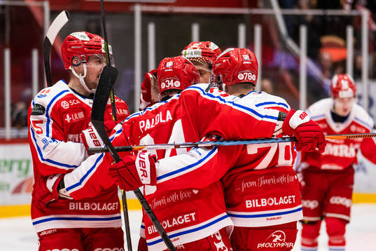 Timrås Olli Palola jublar med lagkamrater