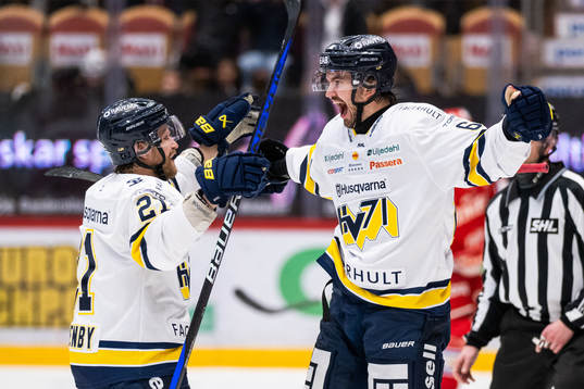 HV71s Oliwer Kaski jublar