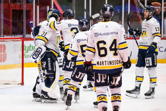 HV71s spelare jublar med målvakt Joni Ortio