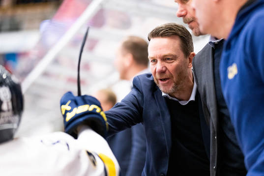 HV71s assisterande tränare Charles Berglund  jublar