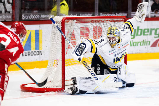 HV71s målvakt Joni Ortio räddar