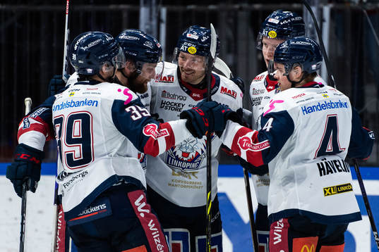 Linköpings Christoffer Ehn jublar med lagkamrater