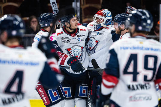 Linköpings Ty Rattie och målvakt Jesper Myrenberg jublar