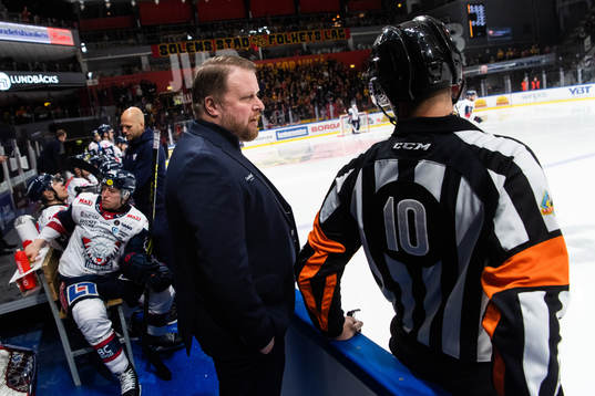 Linköpings tränare Klas Östman i diskussion med domare