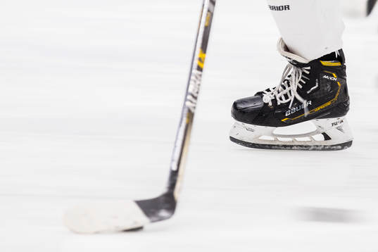 En skridsko och klubba innan ishockeymatchen i