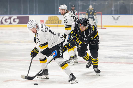 Västerås Anton Svensson och AIKs Oscar Nord