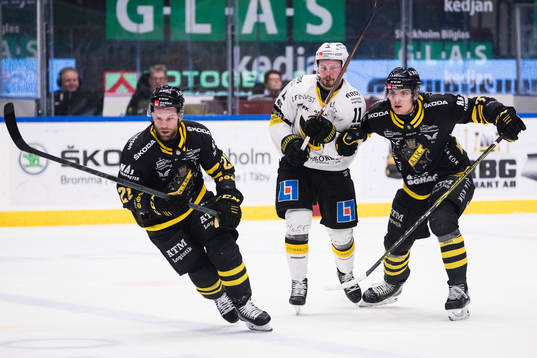 AIKs Christian Sandberg och William Ignberg försvarar sig