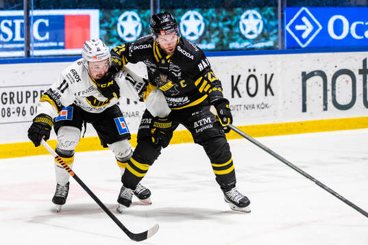 Västerås Anton Svensson och AIKs Christian Sandberg