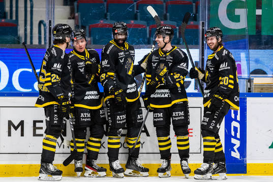 AIKs Daniel Muzito-Bagenda (mitten) jublar med lagkamrater