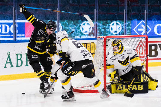 AIKs Christoffer Björk utmanar Västerås Daniel