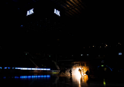 AIKs spelare gör entré på Hovet