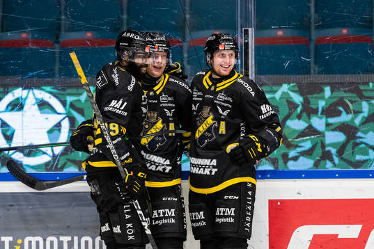 AIKs Richard Gynge (mitten) jublar med lagkamrater