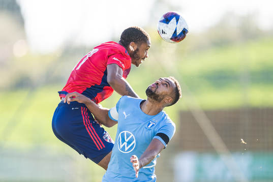 Tafari Nkosi of Dallas and Isaac Kiese Thelin of Malmö FF