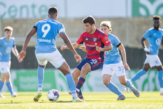 Isaac Kiese Thelin and Sebastian Nanasi of Malmö FF defend