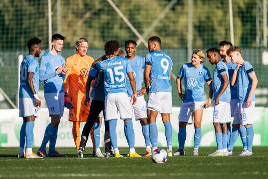 Joseph Ceesay and Isaac Kiese Thelin of Malmö FF with team