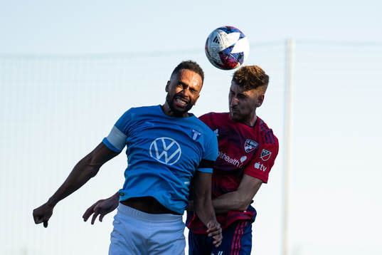 Isaac Kiese Thelin of Malmö FF and Korca Amet of Dallas