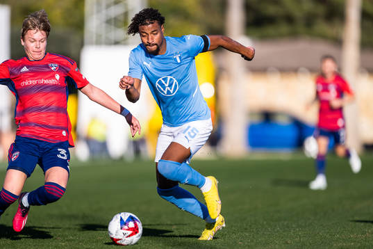 Norris Nolan of Dallas and Joseph Ceesay of Malmö FF