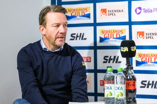HV71s assisterande tränare Charles Berglund