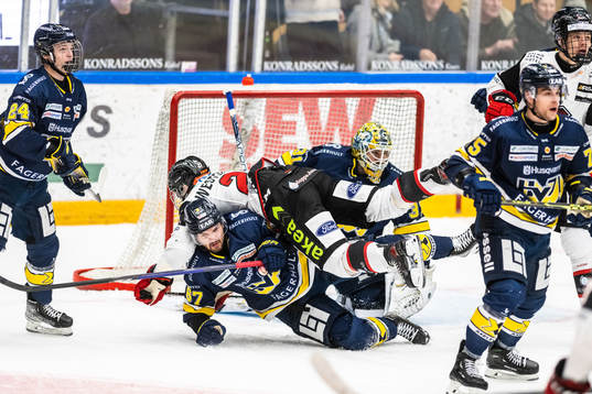 Malmö Redhawks Ponthus Westerholm och HV71s Oliwer Kaski