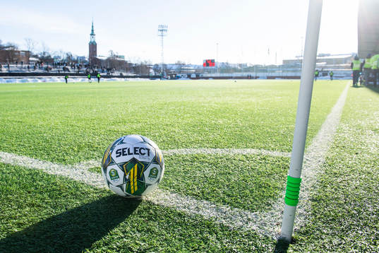 en boll innan träningsmatchen mellan GAIS och Varberg